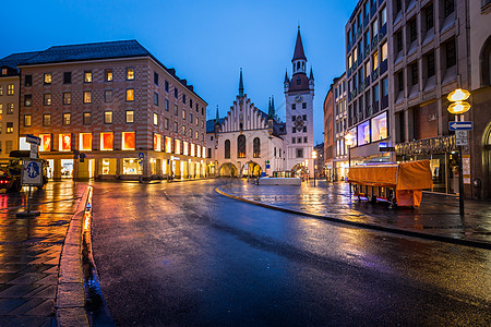 上午在慕尼黑 巴伐利亚和G的旧市政厅和Marienplatz纪念碑宗教中心大厅假期城市天空广场街道下雨图片
