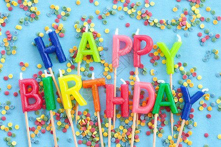丰富多彩的生日蜡烛水平品种粉色派对字母纸屑贺卡烛台庆典蛋糕图片