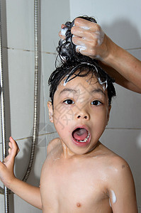 儿童洗头头发男生快乐乐趣肥皂身体孩子浴室幸福洗发水微笑图片