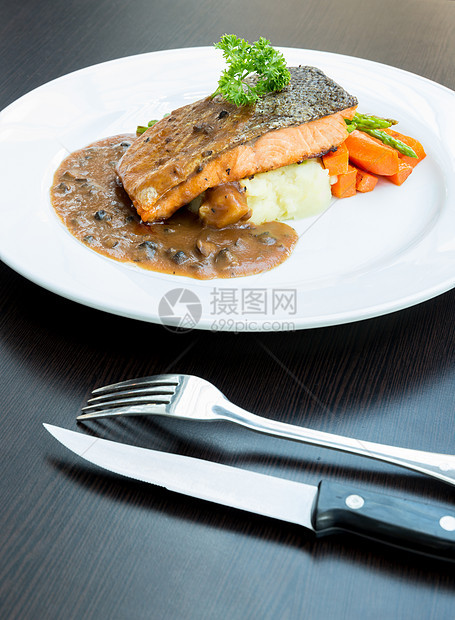 烤鲑鱼牛排烧烤鳟鱼牛扒鳕鱼绿色白色海鲜栖息食物蔬菜图片