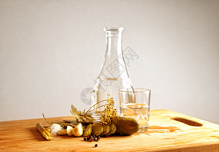 俄罗斯传统伏特加开胃菜木头玻璃食物产品熟食乡村小吃香料盐渍美味图片