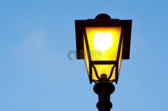 街路灯街道灯柱电气装饰品城市日落天空白炽灯玻璃橙子图片