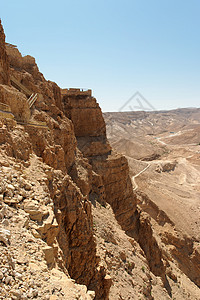 以色列死海附近的马萨达悬崖和周围沙漠图片