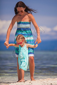 荒岛热带海滩上的小女孩和年轻母亲海岸线妈妈成人女性女儿乐趣婴儿幸福父母海洋图片