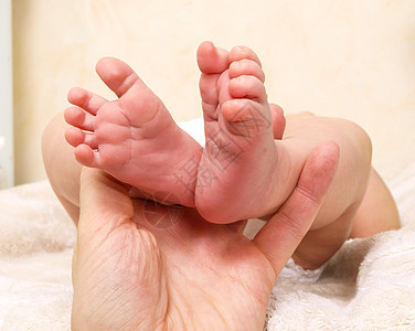 新生儿婴儿新生脚趾尿布皮肤家庭母亲童年安全按摩父亲图片