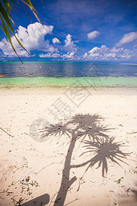 菲律宾偏远热带岛边远热带岛屿上美丽的野白海滩图片