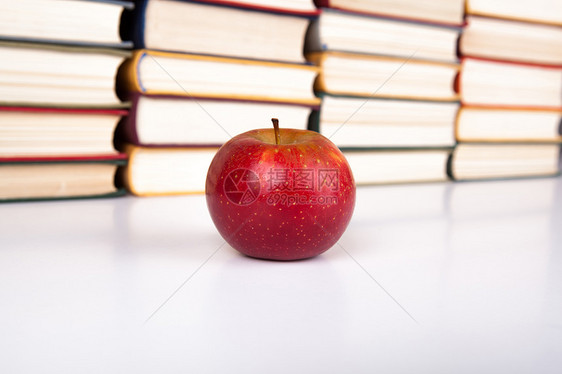 带有红苹果的堆叠书教育白色红色阅读页数文学艺术小说图片