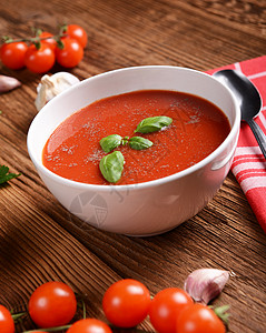 番茄汤奶油健康饮食起动机素汤午餐芳香勺子盘子木头乡村图片