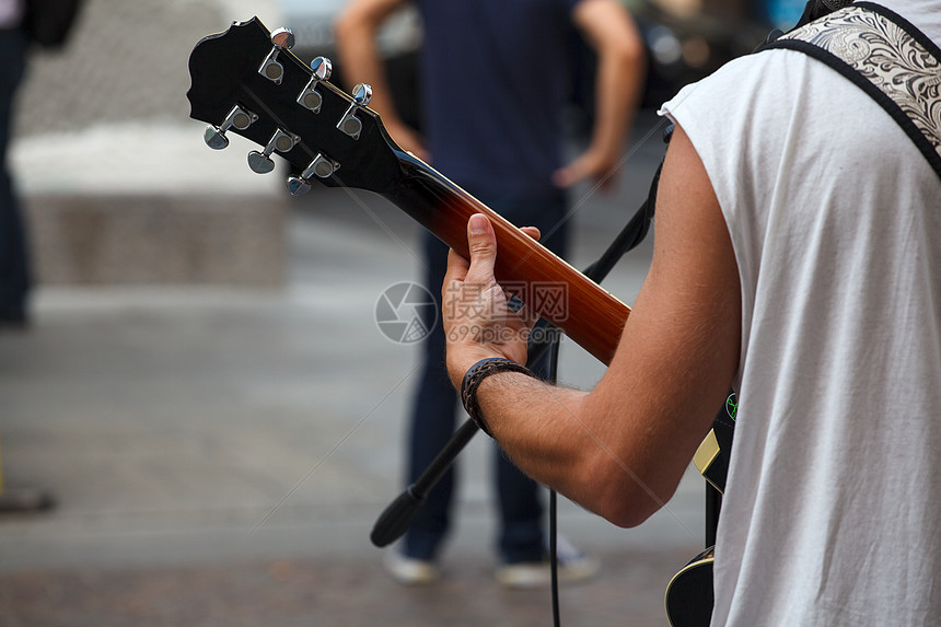吉他玩家演员吉他英雄音乐城市乐队弹奏艺术家盒子节日观众图片