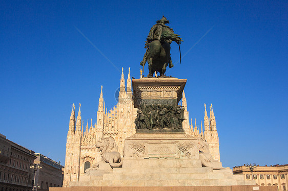 米兰 Duomo青铜历史性遗产正方形古董庆典旅游大教堂雕塑雕像图片