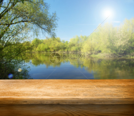 空表格反射码头晴天丘陵湖区绿色风景乡村英语桌子图片