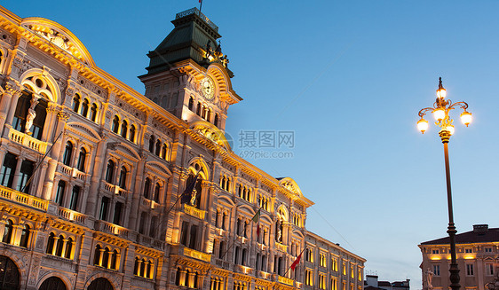 里雅斯特 市政厅大楼建筑学平方戏剧性建筑微光日落国家旅游广场窗户图片