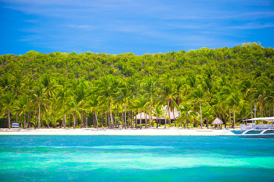 热带岛屿海滩的风景和完美的蓝色天空海船支撑海浪环礁处女荒野地平线异国假期旅游图片