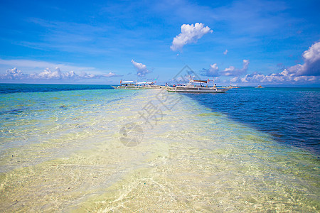 白色热带沙滩上的小型船只海浪海洋蓝色海景晴天旅行钓鱼阳光海岸线渔夫图片