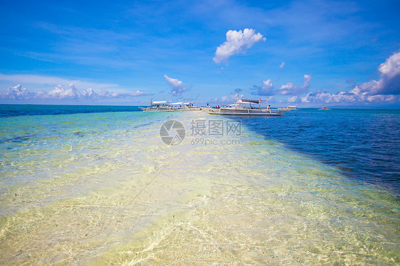 白色热带沙滩上的小型船只海浪海洋蓝色海景晴天旅行钓鱼阳光海岸线渔夫图片