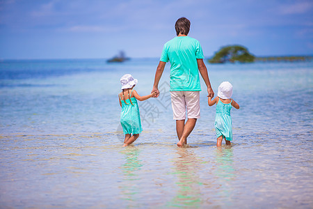 可爱的小女孩和年轻父亲在异国岛漫步的背影乐趣海岸线海滨假期家庭婴儿父母女儿享受成人图片