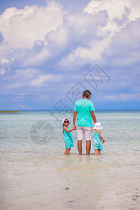 年轻父亲和他的两个可爱女儿 在异国度假的节假日婴儿热带女孩幸福情调海滩孩子成人爸爸男性图片