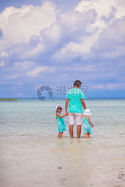年轻父亲和他的两个可爱女儿 在异国度假的节假日婴儿热带女孩幸福情调海滩孩子成人爸爸男性图片