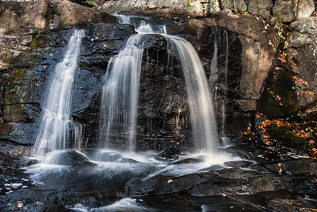 瀑瀑布石头岩石环境流动热带旅行池塘花园旅游瀑布图片