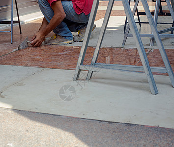 工人与四轮施工方男人脚手架石匠工作石工画架水泥图片