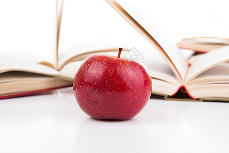 用红苹果打开书籍文学教育红色小说页数白色艺术阅读图片