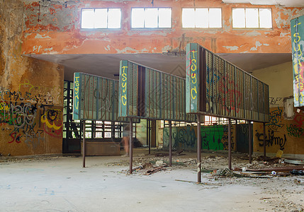 废弃建筑废墟水泥破坏壁画场景环境房子休息涂鸦窗户图片