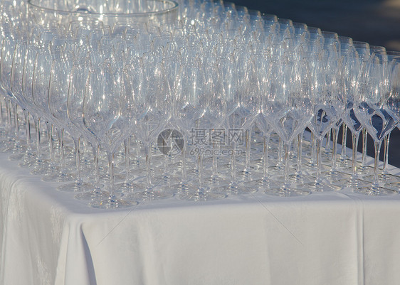 桌上的眼镜酒吧桌子配饰玻璃起泡酒精奢华寒意派对餐厅图片
