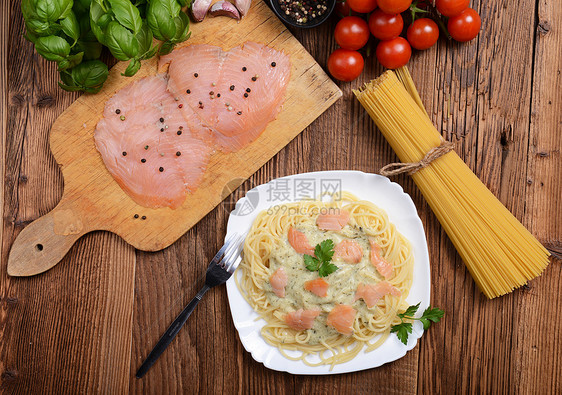 沙门面餐厅奶油美食午餐木头食物盘子海鲜蔬菜红色图片