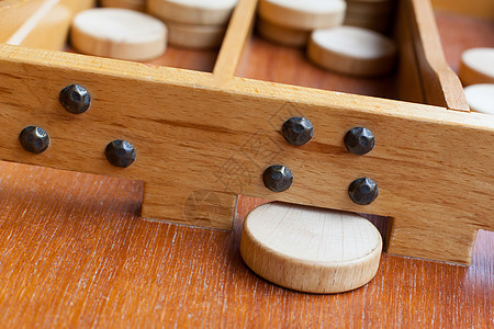 典型的杜奇木木板游戏  Sjoelen游戏竞赛文化追求木头休闲运动高度生活家庭图片