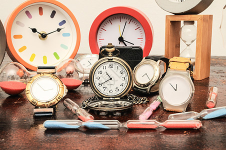 许多不同的时钟金属收藏指针手表商业钟表小时白色数字圆圈图片