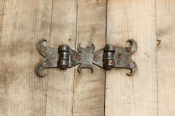 带金属锁链的木制门图片