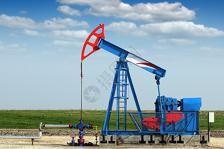 油田上的石油工业油泵图片