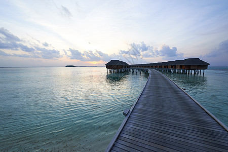 马尔代夫海滩日落蓝色海洋海岸线奢华别墅平房天空海滩热带房子图片