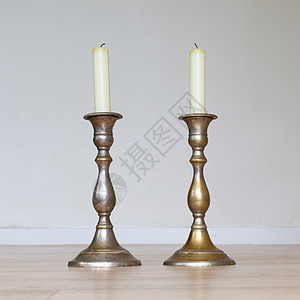 在木制桌上烧蜡烛传统烛光火焰桌子白色青铜拇指烛台烧伤季节图片