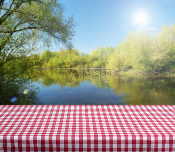 空表格晴天英语桌布农村风景码头绿色长椅反射桌子图片