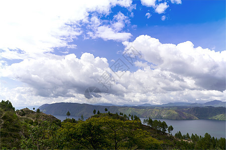 萨莫西尔视野异国鸟羽情调热带火山风景天空绿色房子村庄图片