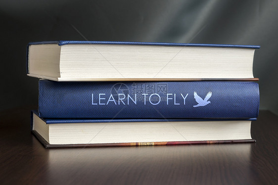 学习飞翔 书的概念白色图书馆教育想像力飞行精装航班蓝色收藏桌子图片