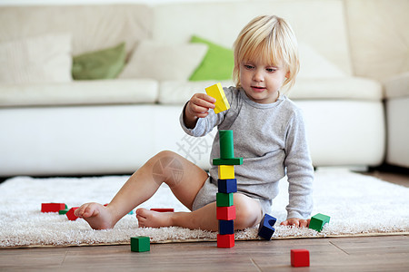 托德勒玩木块游戏女孩积木育儿静物乐趣房子教育闲暇地面地毯图片