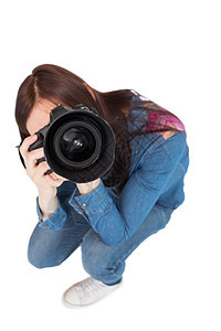 拍摄相机的青年临时摄影师的高角度视角观(摄像头照片)图片