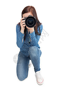 年轻漂亮的摄影师拍摄相机的摄影记者图片