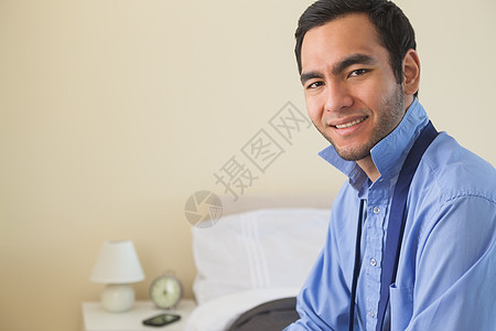 男人看着相机 坐在床上放松休息时的心上人图片