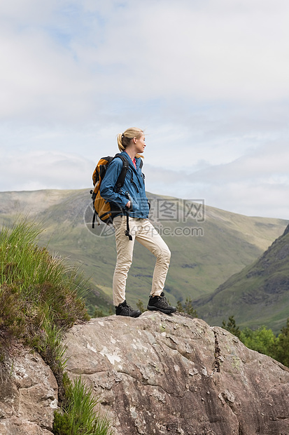 站在摇滚上欣赏风景的女人活动金发勘探金发女郎闲暇冒险冒险家山脉背包岩石图片