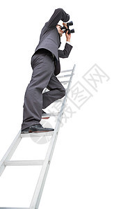 使用望远镜站在梯子上的商务人士的低角度视角视图图片