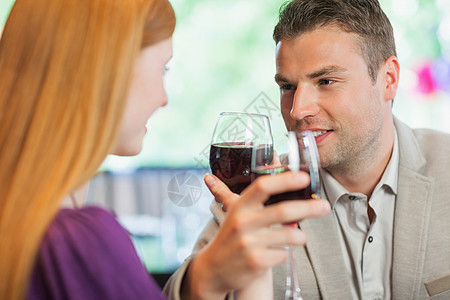 帅哥和女朋友喝杯红酒的帅哥图片