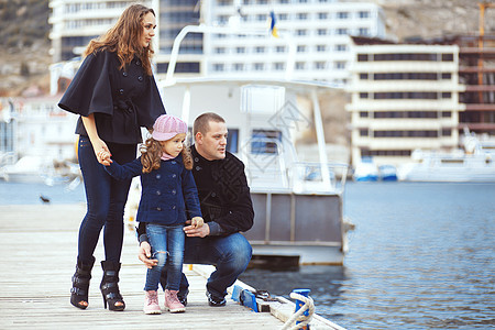 家庭女士母亲青年女儿港口假期女孩蓝色海滩海洋图片