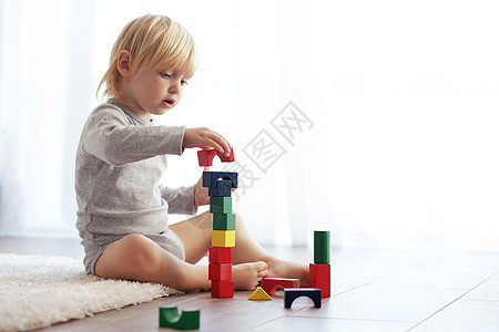 托德勒玩木块游戏教育房子地面静物积木乐趣婴儿女性金字塔女孩图片
