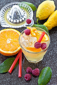 新鲜柠檬水柠檬冰块大理石浆果榨汁机食物水果糖浆覆盆子果汁图片