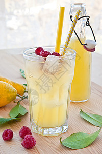冷柠檬加新鲜柠檬眼镜水果覆盆子瓶子饮料冰块食物苏打树叶果汁图片