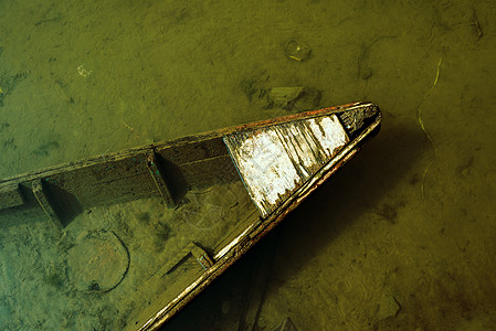 沉船绿色钓鱼支撑航海运输死水小艇海洋木头图片