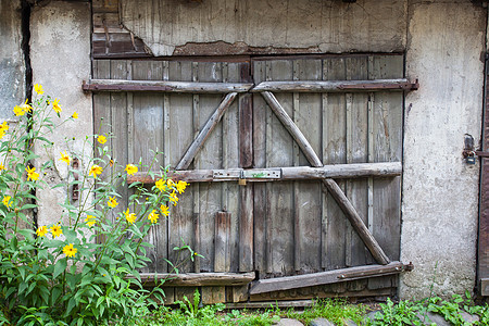 锁着旧木制门挂锁金属安全木头木材房子合页风化农场建筑学图片